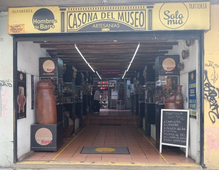 Salida de emergencia — fachada de La Casona del Museo y señales de seguridad | Emergency exit — facade of La Casona del Museo and safety signage