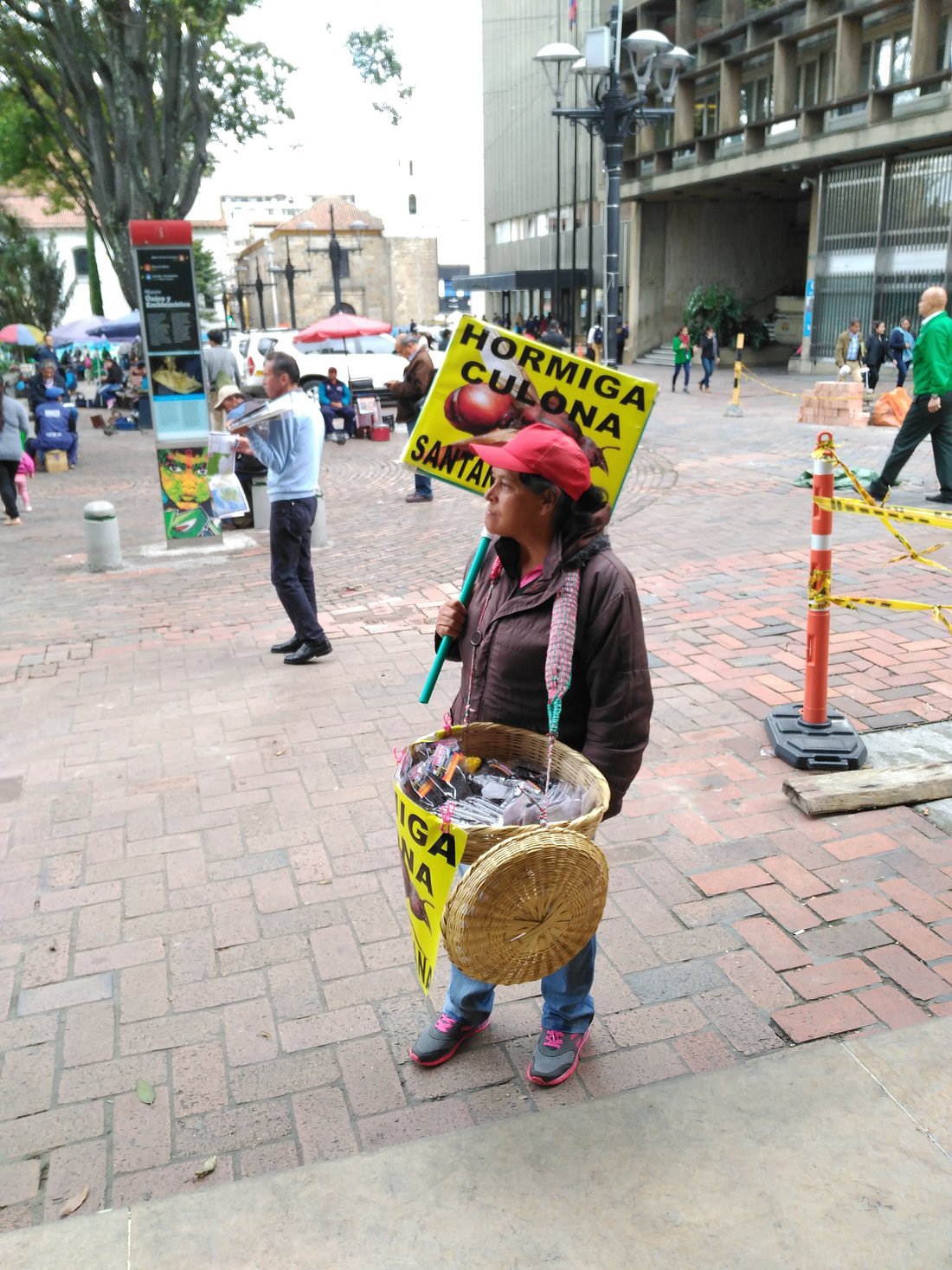Visitante tomando café en el patio colonial de La Casona del Museo | Visitor having coffee in the colonial patio of La Casona del Museo