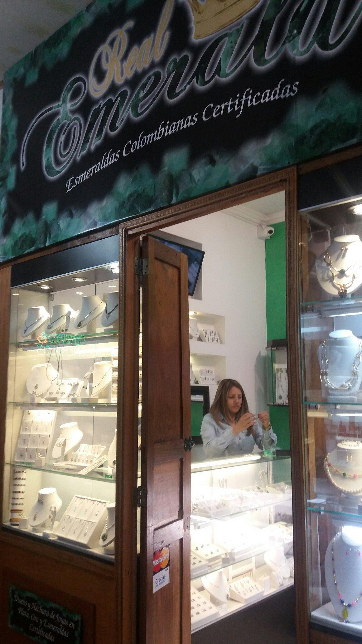Cliente satisfecho con joyería de esmeraldas certificadas en Bogotá | Satisfied customer with certified emerald jewelry in Bogotá
