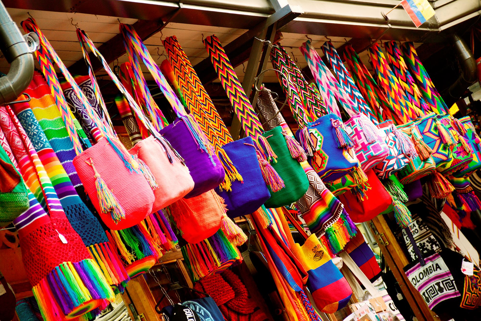 Tejidos y mochilas artesanales elaboradas por comunidades indígenas colombianas | Handwoven textiles and bags made by Colombian indigenous communities