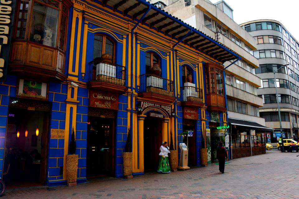 Entrada principal de La Casona del Museo con arquitectura colonial | Main entrance of La Casona del Museo with colonial architecture