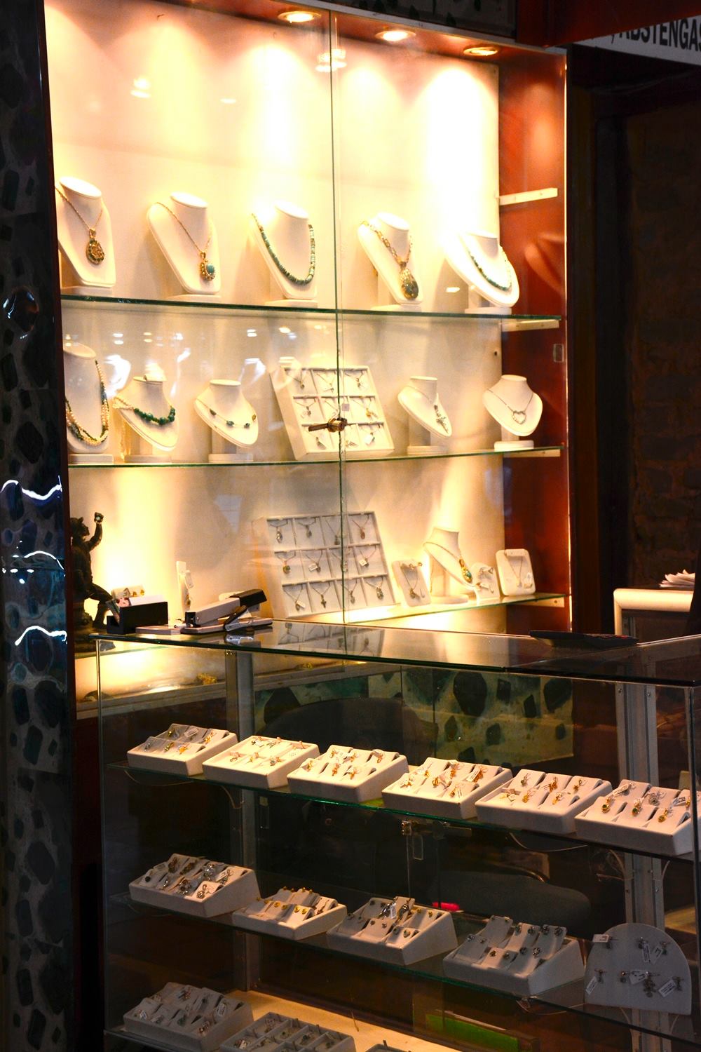 Mostrador de joyería artesanal con esmeraldas en La Casona del Museo | Artisan jewelry counter with emeralds at La Casona del Museo