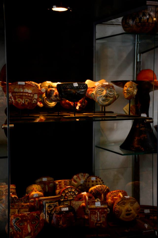 Esculturas de rostros en barro en la entrada de La Casona del Museo | Clay face sculptures at the entrance of La Casona del Museo